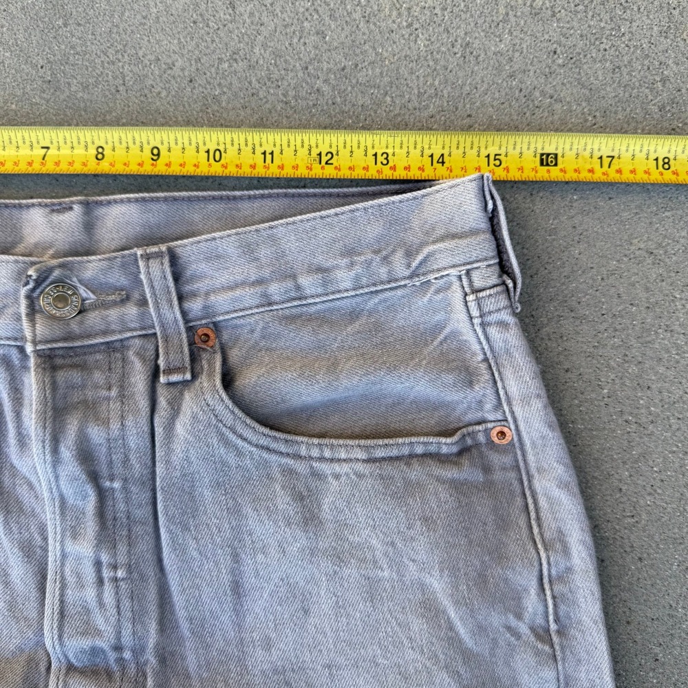 Levi's 501 Mens Original Fit Light Grey Straight Leg Button Fly Jeans 32x32 - Picture 2 of 9